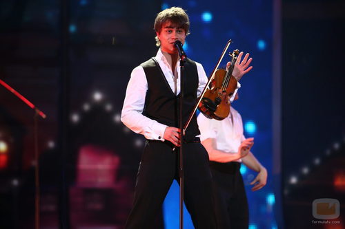 Alexander Rybak, representante de noruego, actúa en la Semifinal de Eurovisión 2009