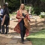 Elizabeth Berkley en 6x12 titulado 'Fuera de juego' de 'Cobra Kai'