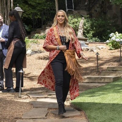 Elizabeth Berkley en 6x12 titulado 'Fuera de juego' de 'Cobra Kai'