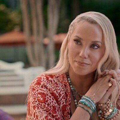 Foto de Elizabeth Berkley en 6x12 titulado 'Fuera de juego' de 'Cobra Kai'