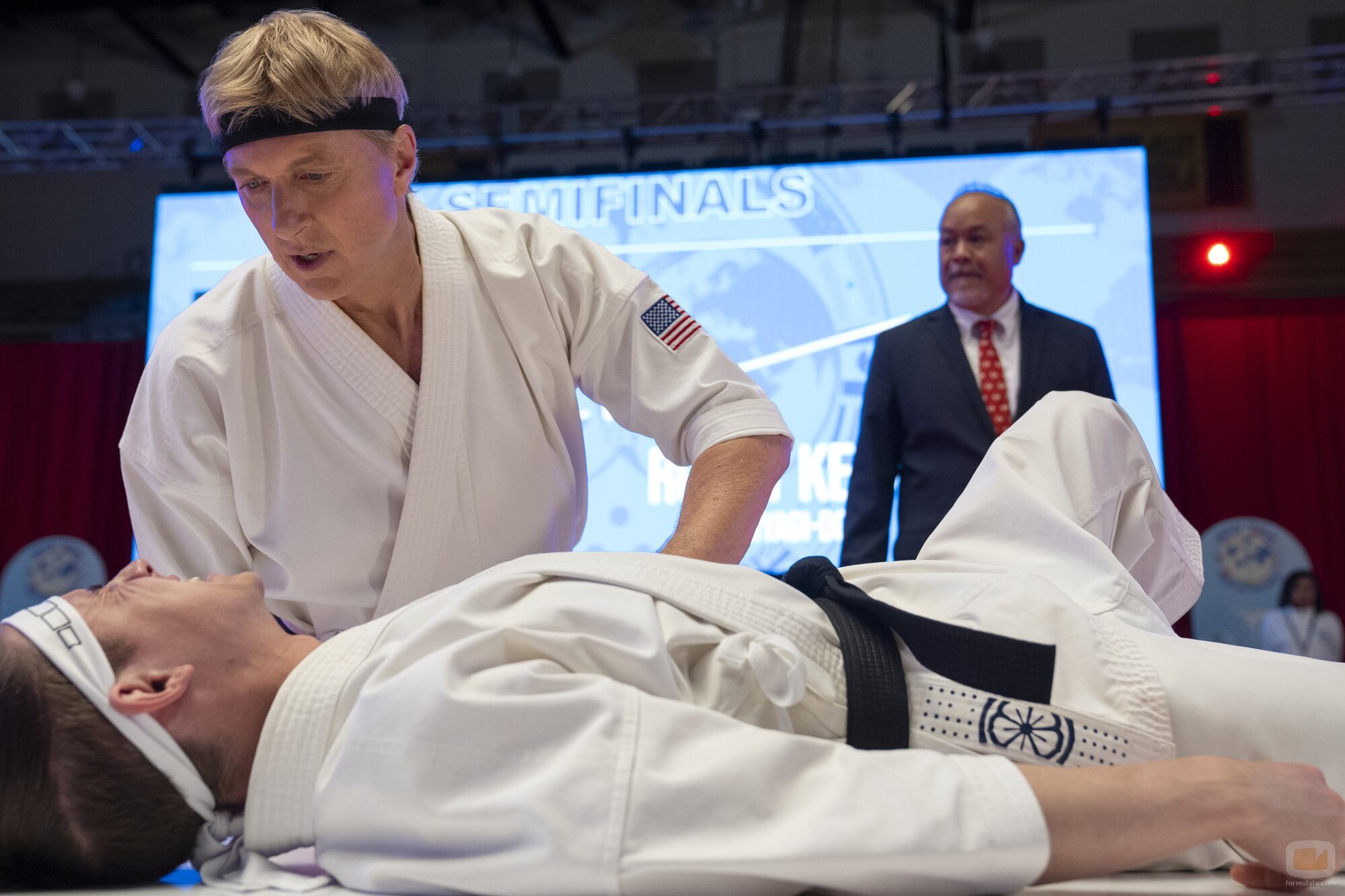Tanner Buchanan y William Zabka en 6x13 titulado 'Mirar atrás' de 'Cobra Kai'
