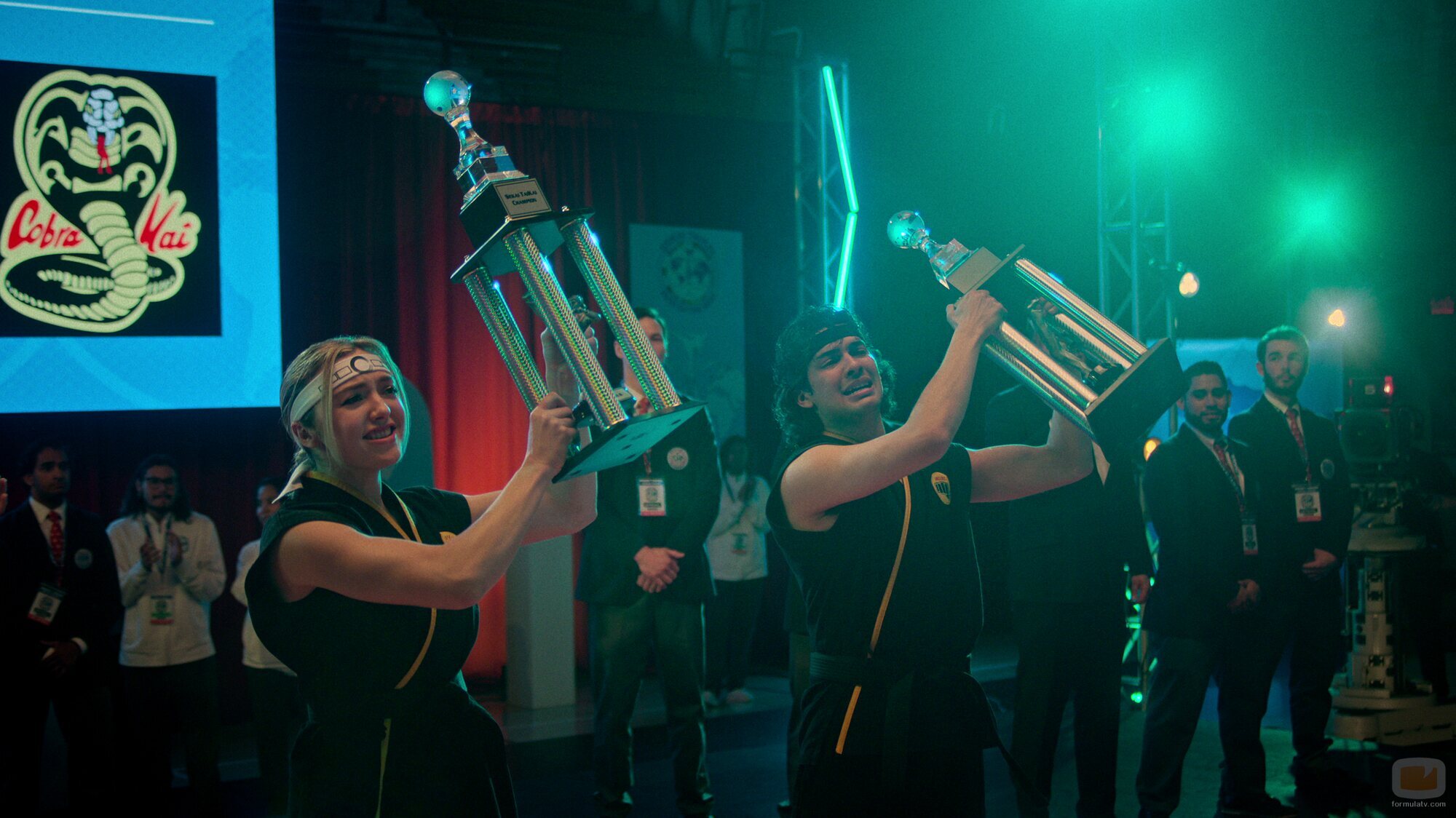 Xolo Maridueña y Peyton List en 6x14 titulado 'Pegar el último' de 'Cobra Kai'