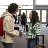 Mary Mouser y Xolo Maridueña en 6x15 'Exdegenerado' de 'Cobra Kai'