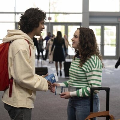Mary Mouser y Xolo Maridueña en 6x15 'Exdegenerado' de 'Cobra Kai'