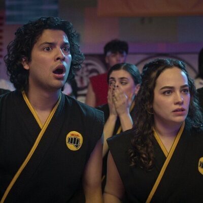 Mary Mouser y Xolo Maridueña en 6x15 titulado 'Exdegenerado' de 'Cobra Kai'