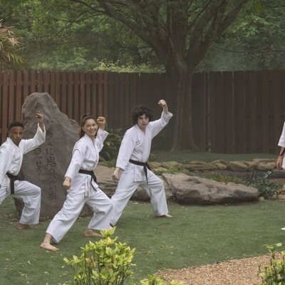 Ralph Macchio y Dallas Dupree Young en 6x15 titulado 'Exdegenerado' de 'Cobra Kai'