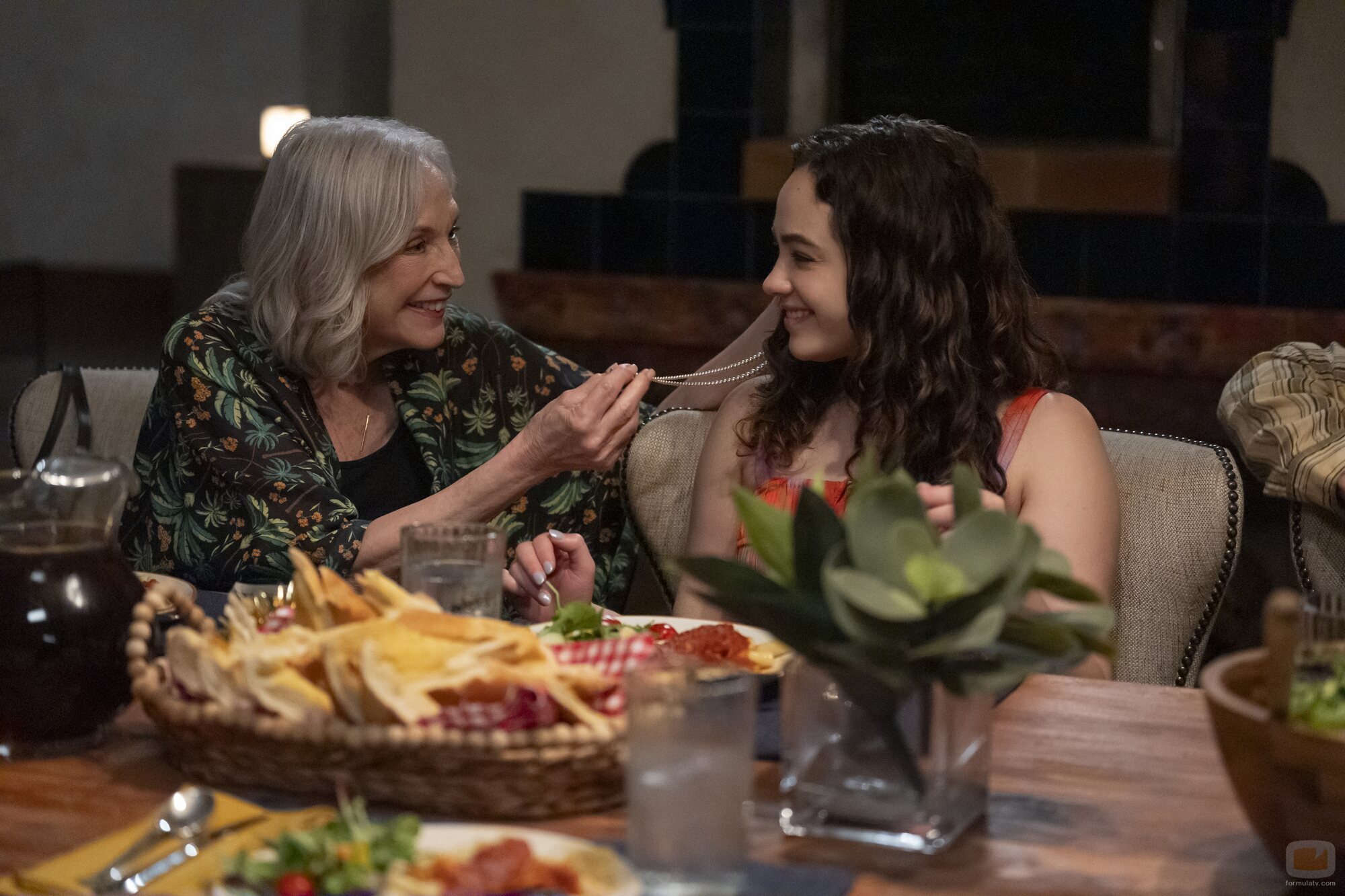 Mary Mouser en 6x15 'Exdegenerado' de 'Cobra Kai'