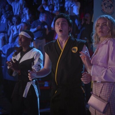 Gianni DeCenzo y Annalisa Cochrane en 6x15 'Exdegenerado' de 'Cobra Kai'
