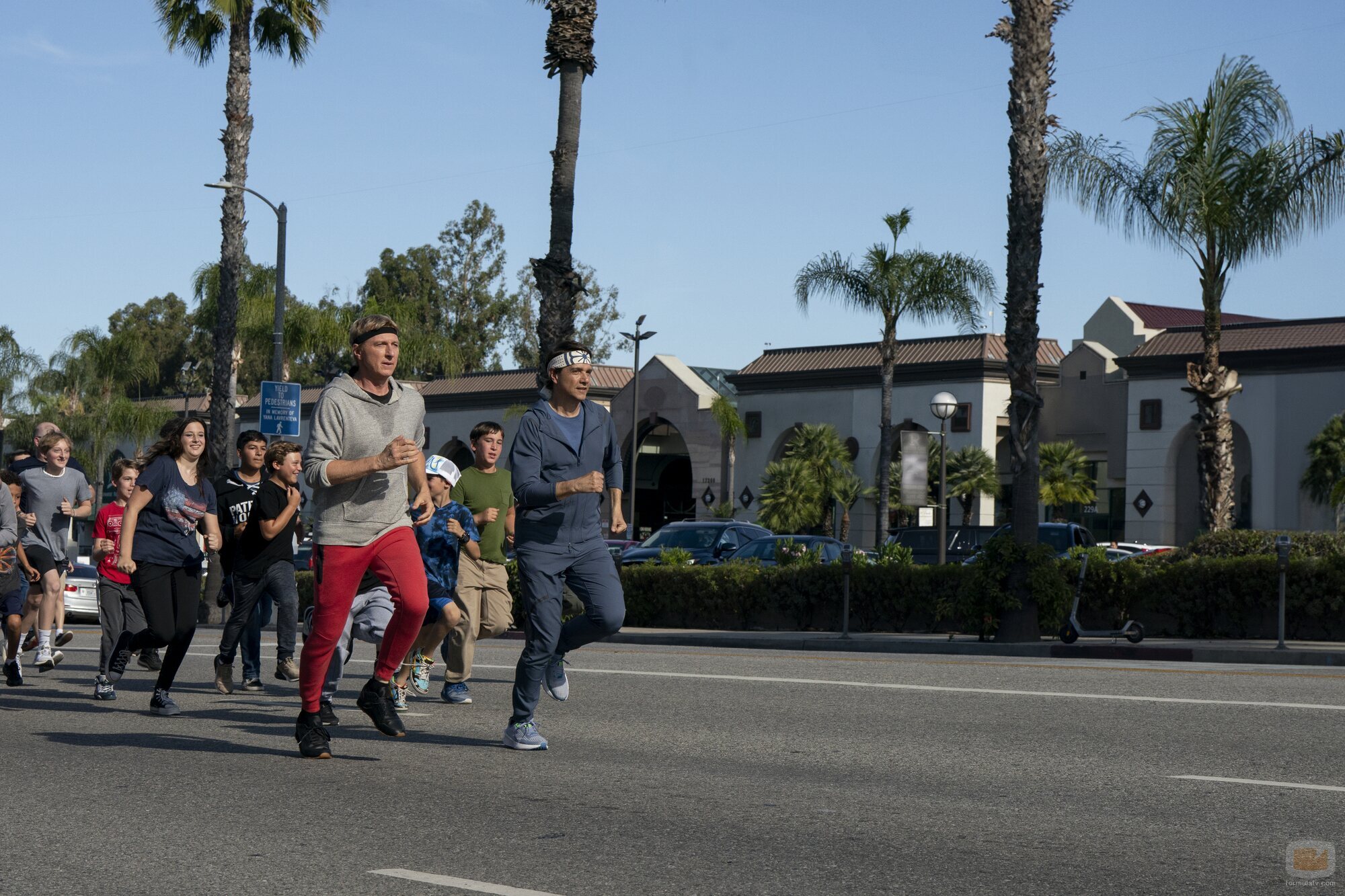 Still de Ralph Macchio y William Zabka en la temporada 6 y el capítulo 15 de 'Cobra Kai'