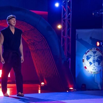 Foto de William Zabka en Capítulo 15 titulado 'Exdegenerado' de 'Cobra Kai'