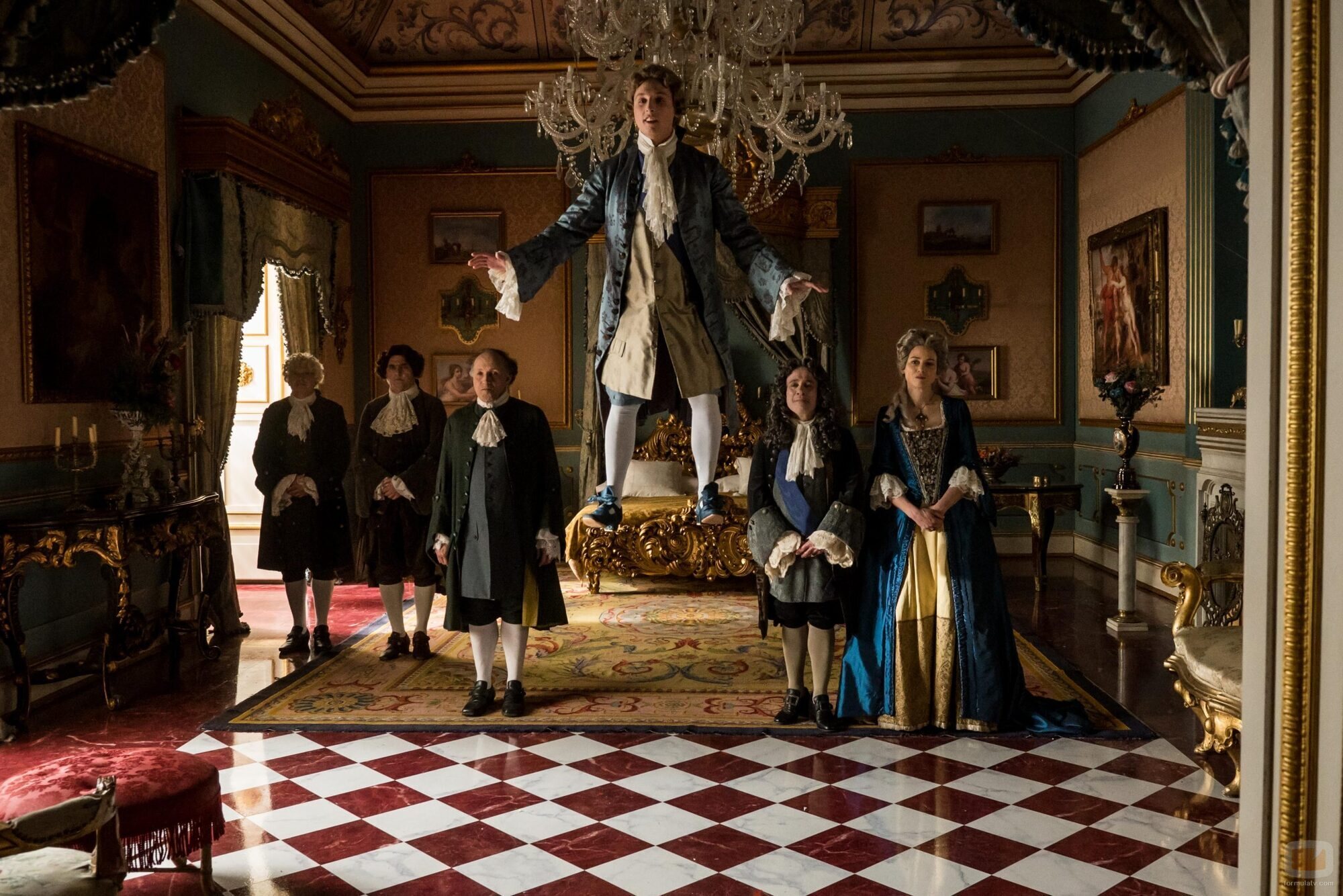 Leonor Watling y Carlos Scholz en Capítulo 2 titulado 'A rey muerto, rey puesto' de 'La vida breve'