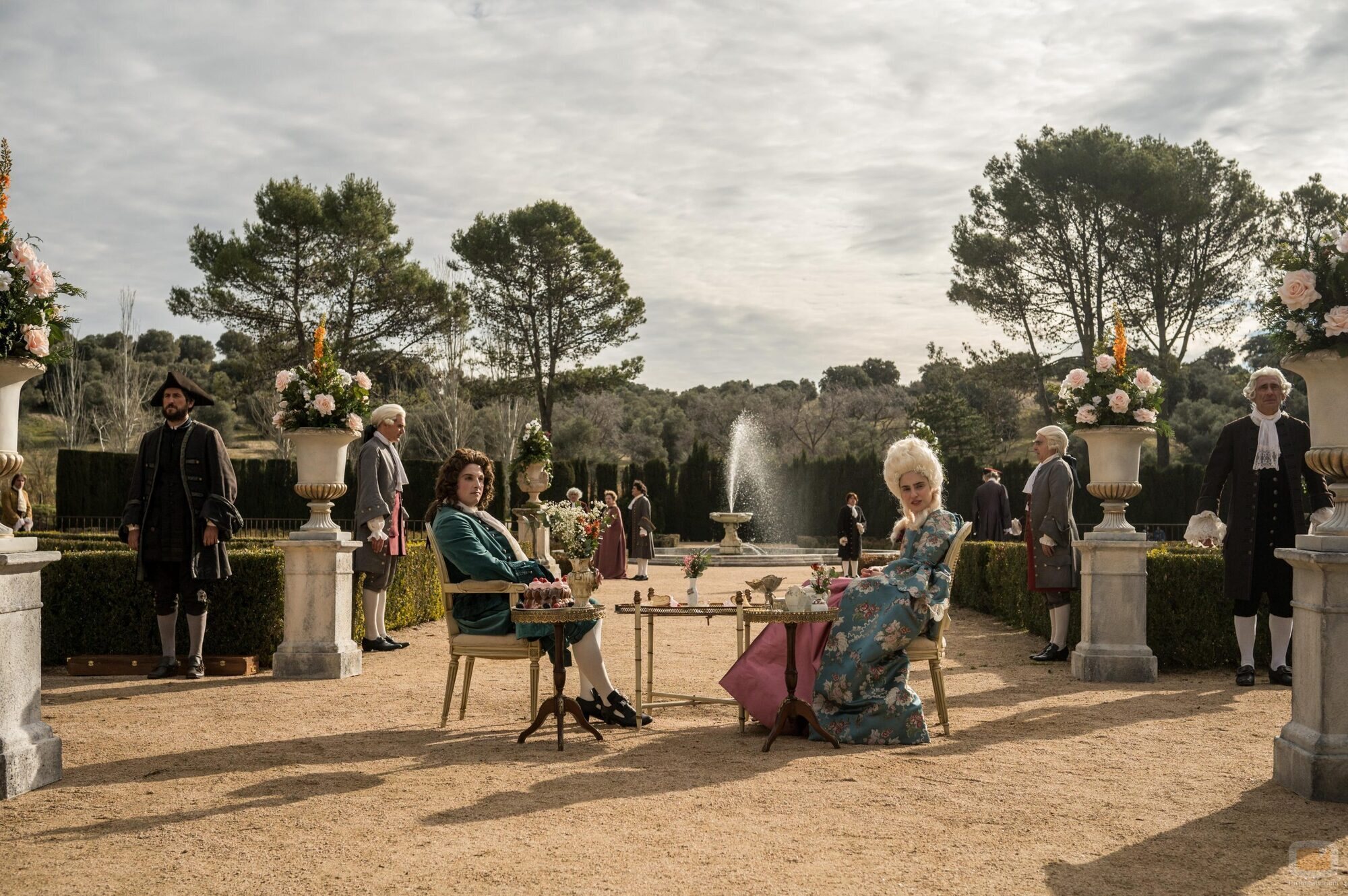 Carlos Scholz y Alicia Armenteros en 1x02 'A rey muerto, rey puesto' de 'La vida breve'