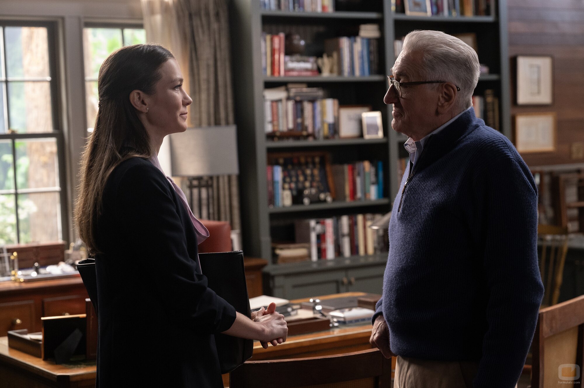 Robert De Niro y Hannah Gross en 1x01 'Episodio 1' de 'Día cero'