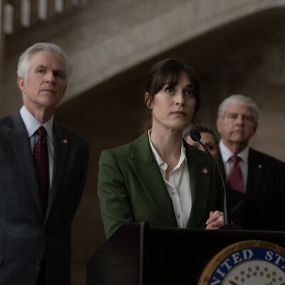 Lizzy Caplan y Matthew Modine en el 1x02 de 'Día cero'