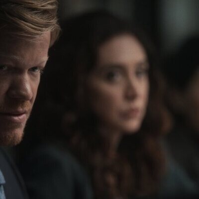 Jesse Plemons y Mozhan Navabi en 1x02 titulado 'Episodio 2' de 'Día cero'