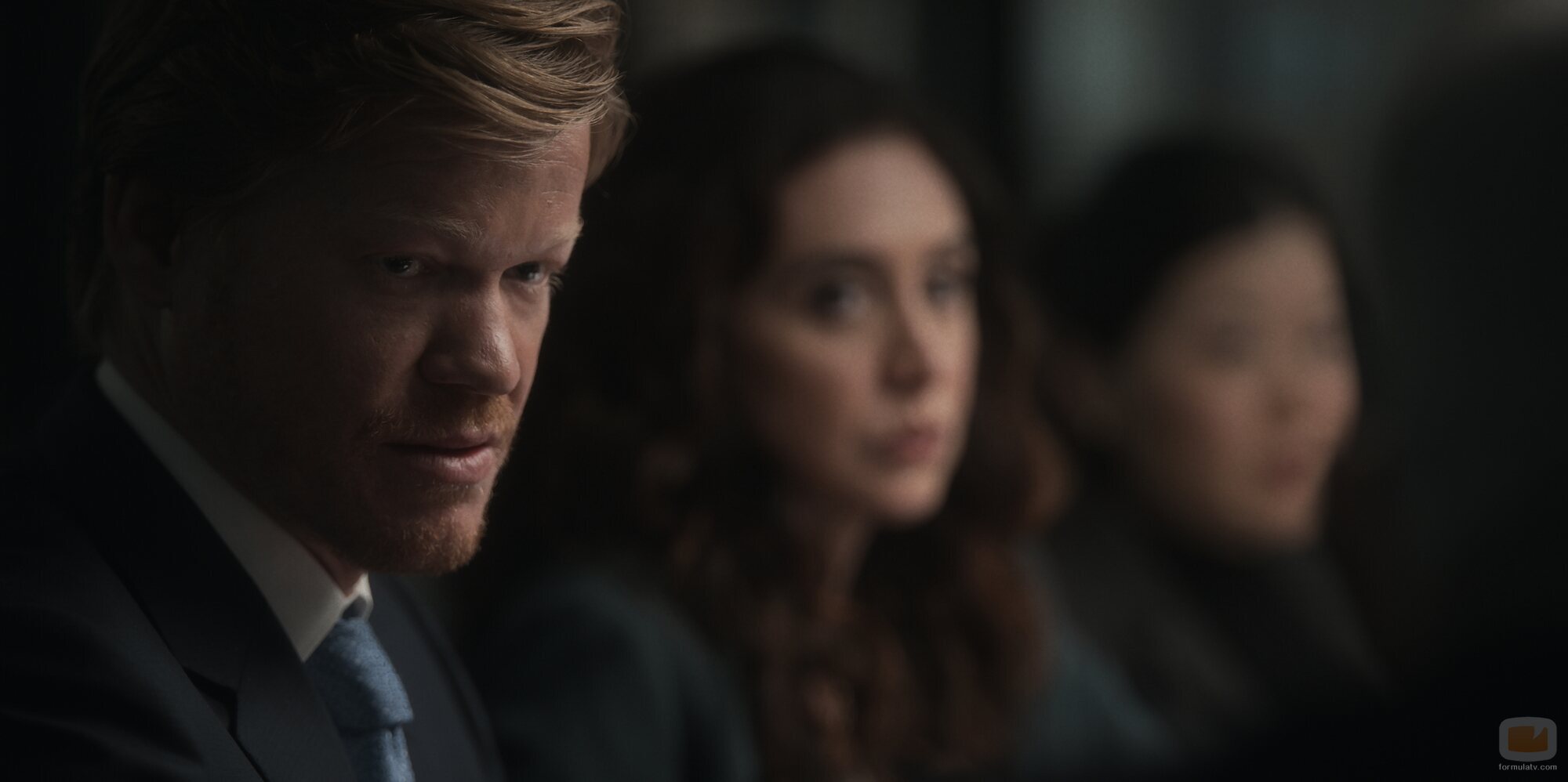Jesse Plemons y Mozhan Navabi en 1x02 titulado 'Episodio 2' de 'Día cero'