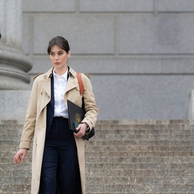 Lizzy Caplan en 1x02 'Episodio 2' de 'Día cero'