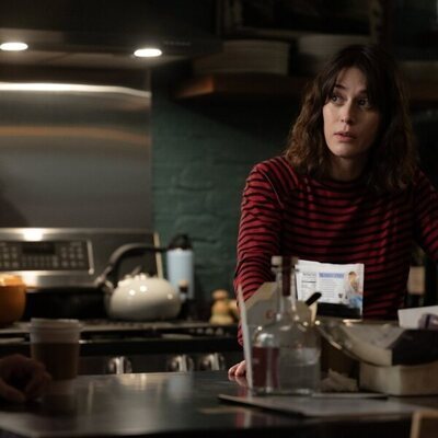 Lizzy Caplan en la temporada 1 y el capítulo 02 de 'Día cero'