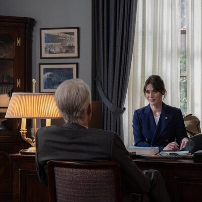 Lizzy Caplan en 1x03 titulado 'Episodio 3' de 'Día cero'