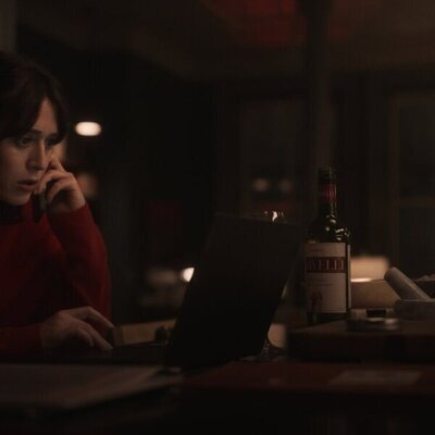 Lizzy Caplan en el 1x03 de 'Zero Day'