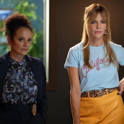 Kaitlin Olson y Judy Reyes en el 1x06 de 'High Potential'