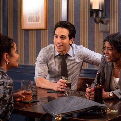 Deniz Akdeniz y Javicia Leslie en el 1x06 de 'High Potential'