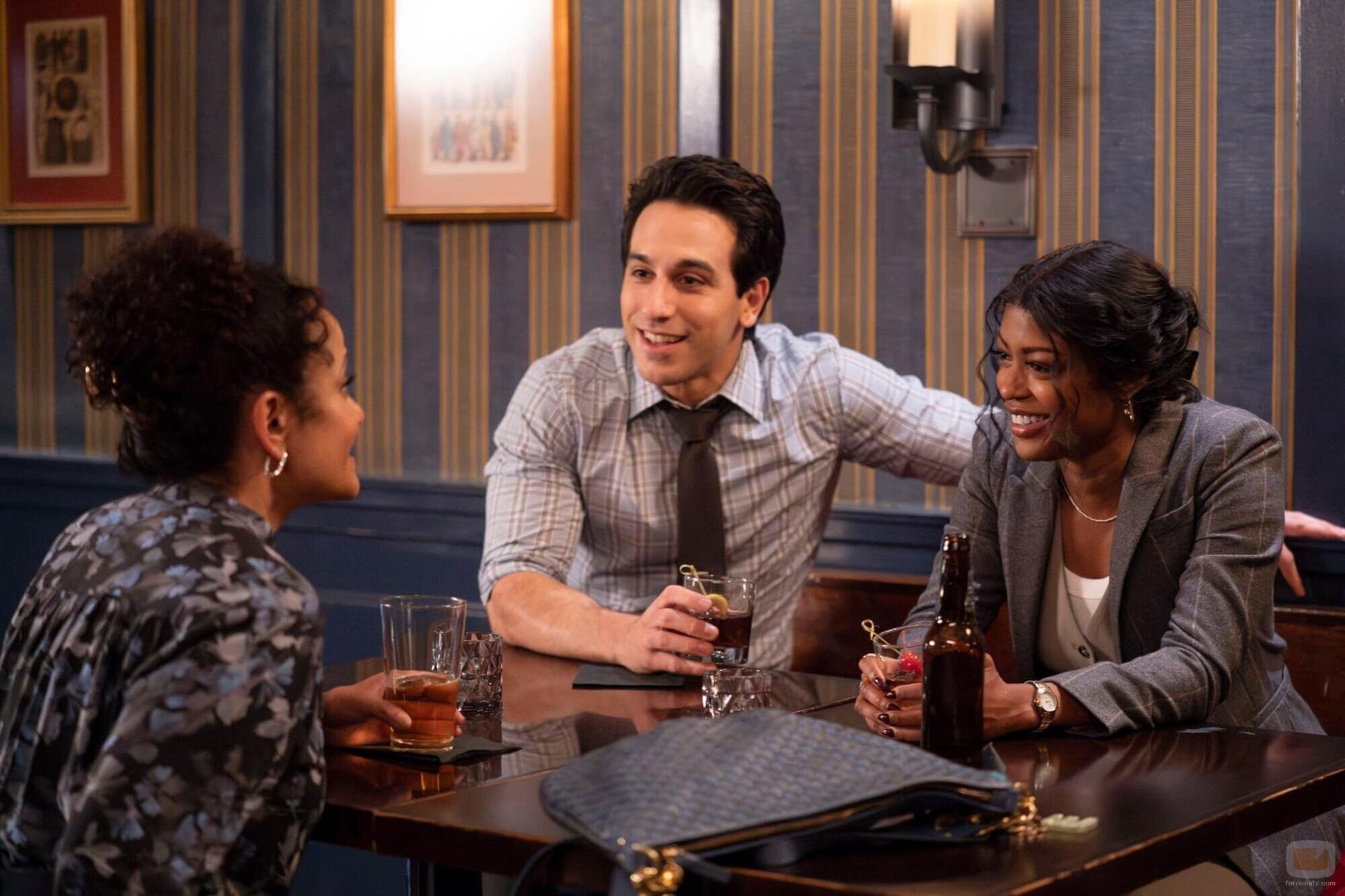 Deniz Akdeniz y Javicia Leslie en el 1x06 de 'High Potential'