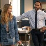 Kaitlin Olson y Daniel Sunjata en el 1x06 de 'High Potential'