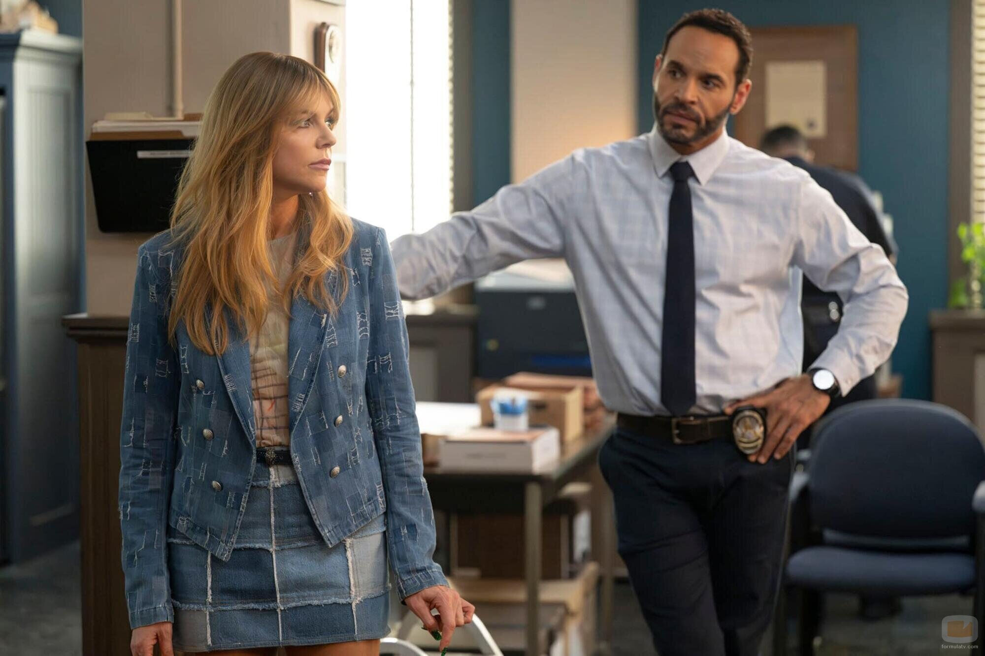 Kaitlin Olson y Daniel Sunjata en el 1x06 de 'High Potential'