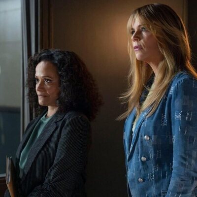 Escena de Kaitlin Olson y Judy Reyes en el 1x06 de 'High Potential'