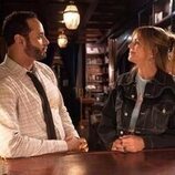 Kaitlin Olson y Daniel Sunjata en 1x06 'Resaca' de 'High Potential'