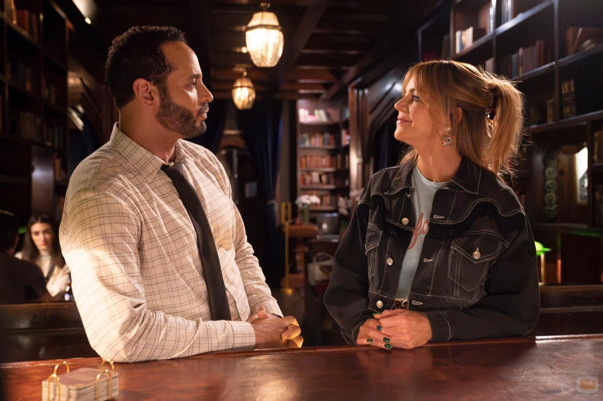 Kaitlin Olson y Daniel Sunjata en 1x06 'Resaca' de 'High Potential'