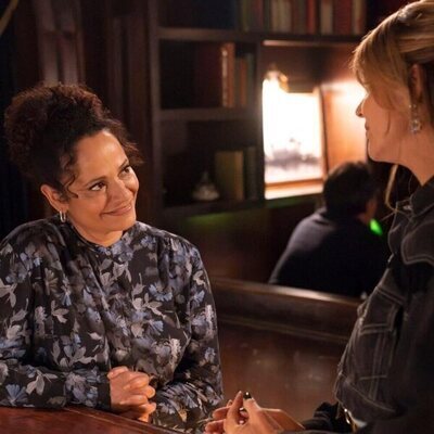 Foto de Kaitlin Olson y Judy Reyes en el 1x06 de 'High Potential'