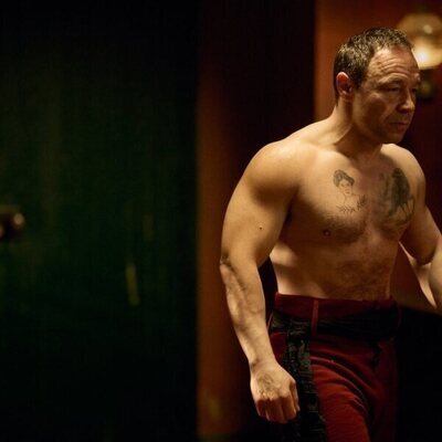 Stephen Graham en el 1x01 de 'Mil golpes'