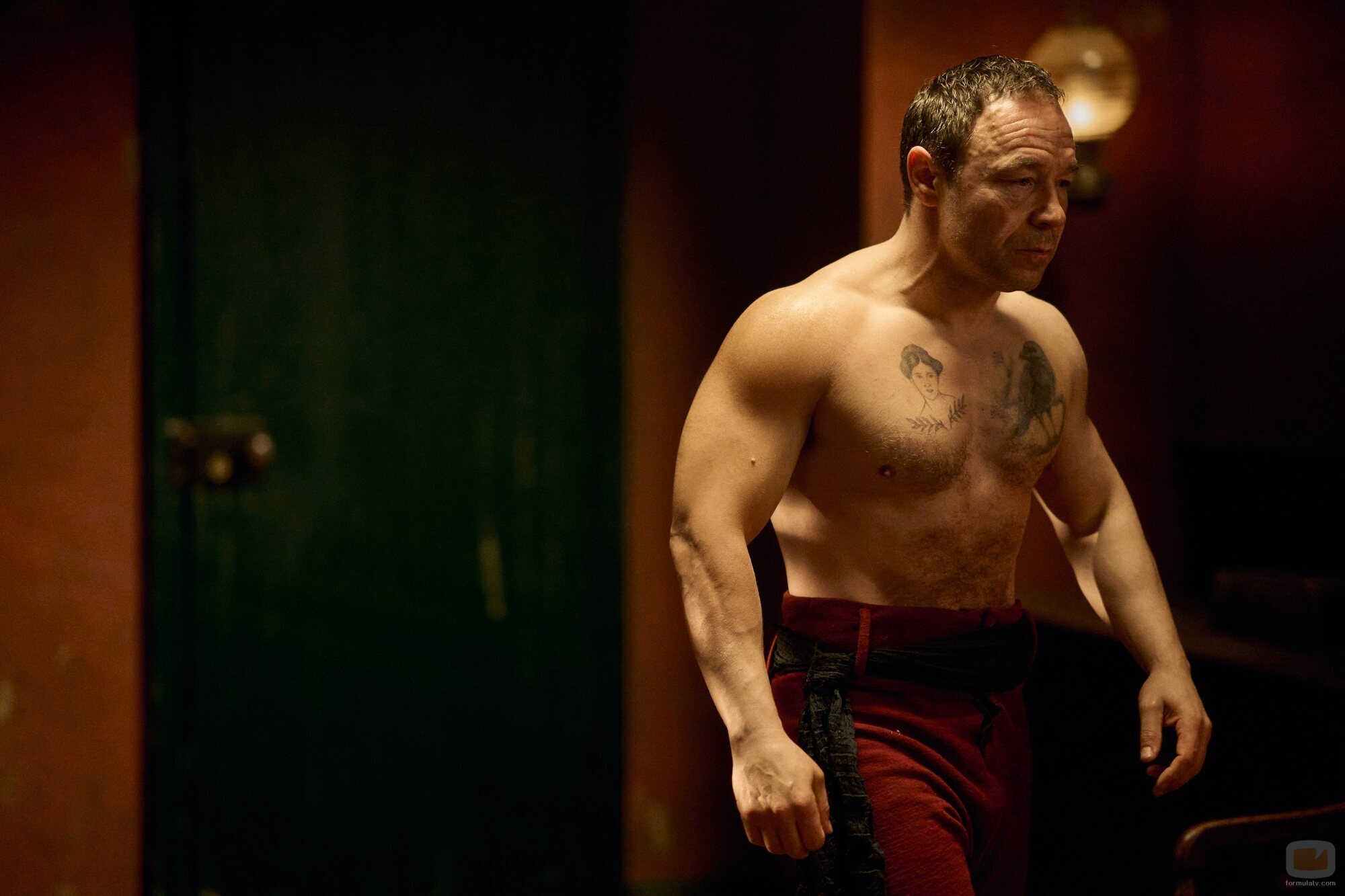 Stephen Graham en el 1x01 de 'Mil golpes'