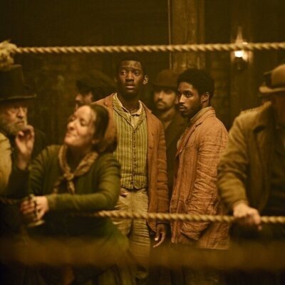 Malachi Kirby y Francis Lovehall en el 1x01 de 'Mil golpes'