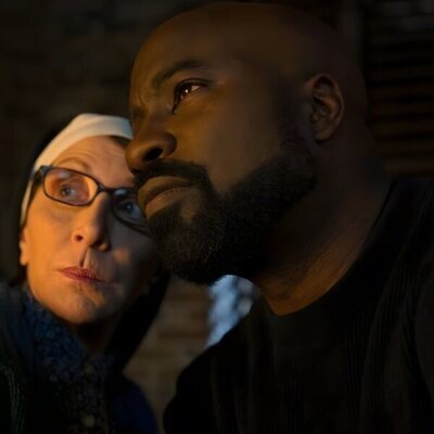 Mike Colter y Andrea Martin en 4x01 'Cómo dividir un átomo' de 'Evil'