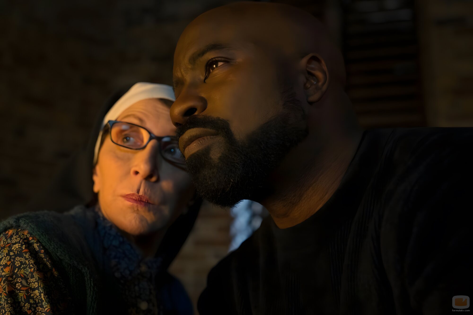 Mike Colter y Andrea Martin en 4x01 'Cómo dividir un átomo' de 'Evil'