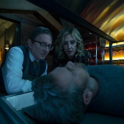 Michael Emerson y Christine Lahti en 4x01 titulado 'Cómo dividir un átomo' de 'Evil'
