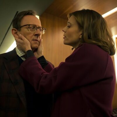 Michael Emerson y Katja Herbers en el 4x01 de 'Evil'