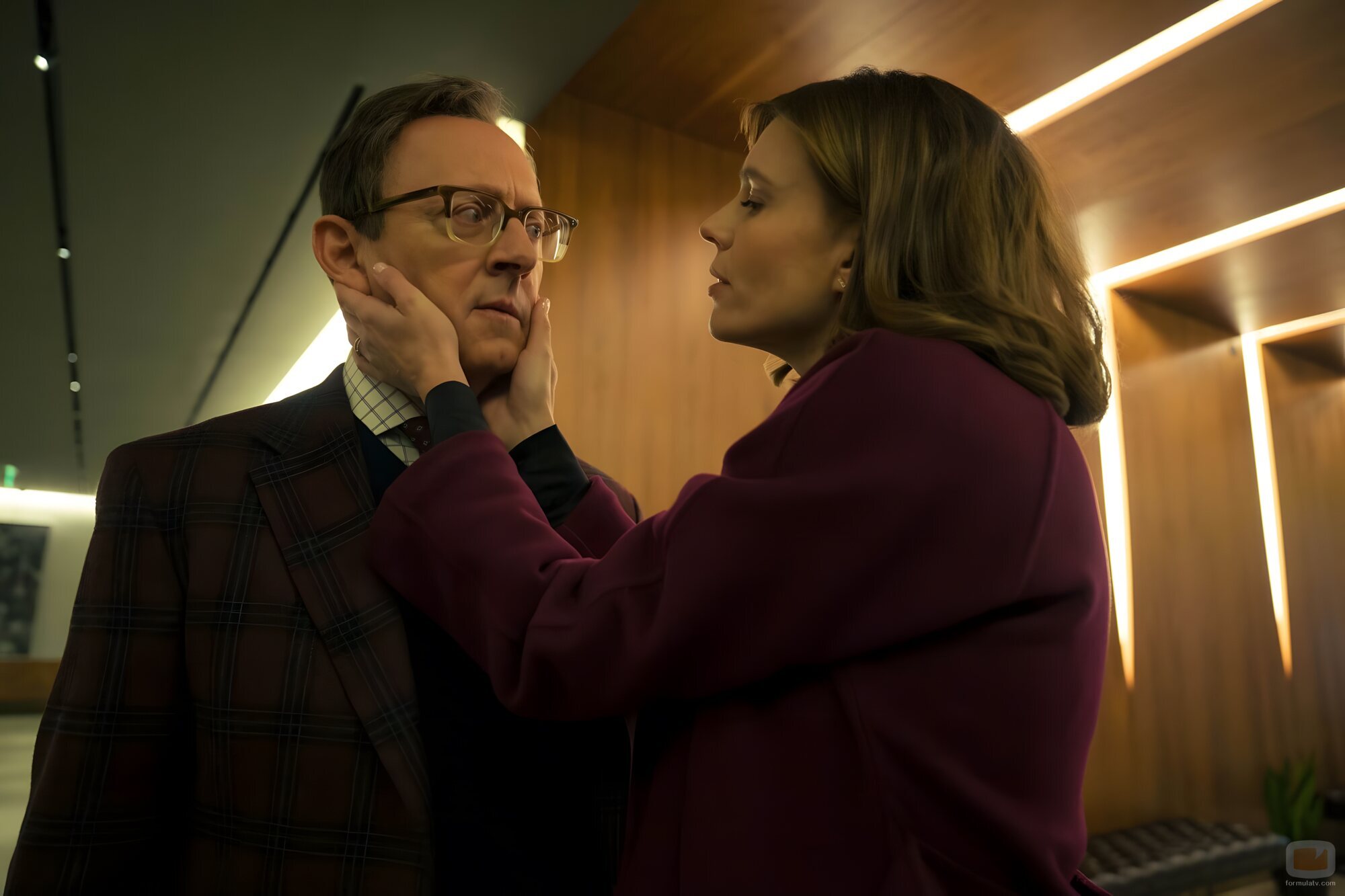 Michael Emerson y Katja Herbers en el 4x01 de 'Evil'
