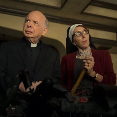 Andrea Martin y Wallace Shawn en 4x02 titulado 'Cómo adiestrar un perro' de 'Evil'