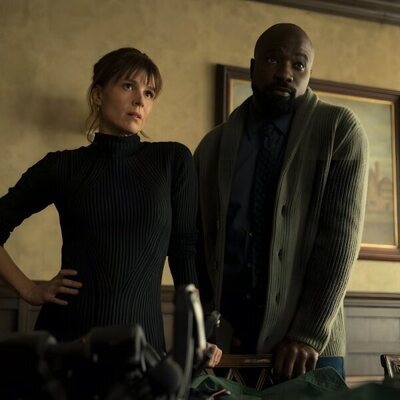 Mike Colter y Katja Herbers en 'Cómo adiestrar un perro' de 'Evil'
