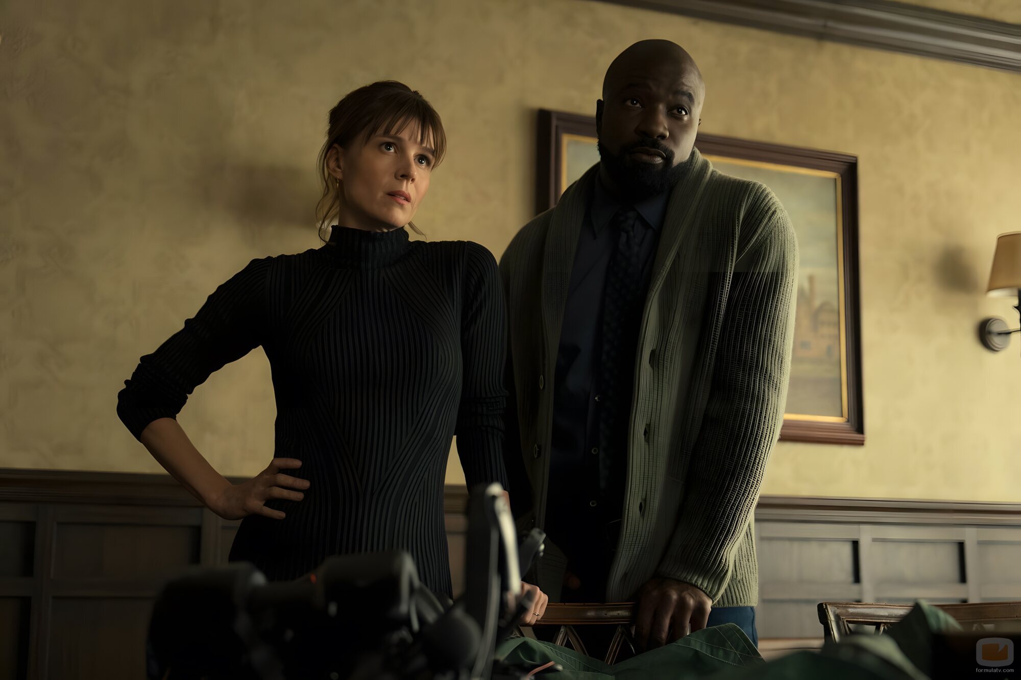 Mike Colter y Katja Herbers en 'Cómo adiestrar un perro' de 'Evil'
