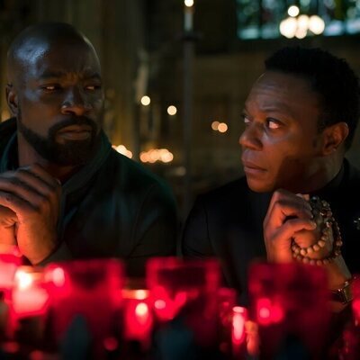 Mike Colter y Chukwudi Iwuji en Capítulo 3 titulado 'Cómo hacer la matanza de un cerdo' de 'Evil'