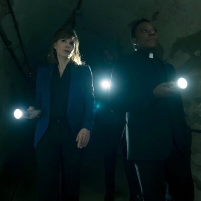 Katja Herbers y Chukwudi Iwuji en Capítulo 5 titulado 'Cómo pilotar un avión' de 'Evil'