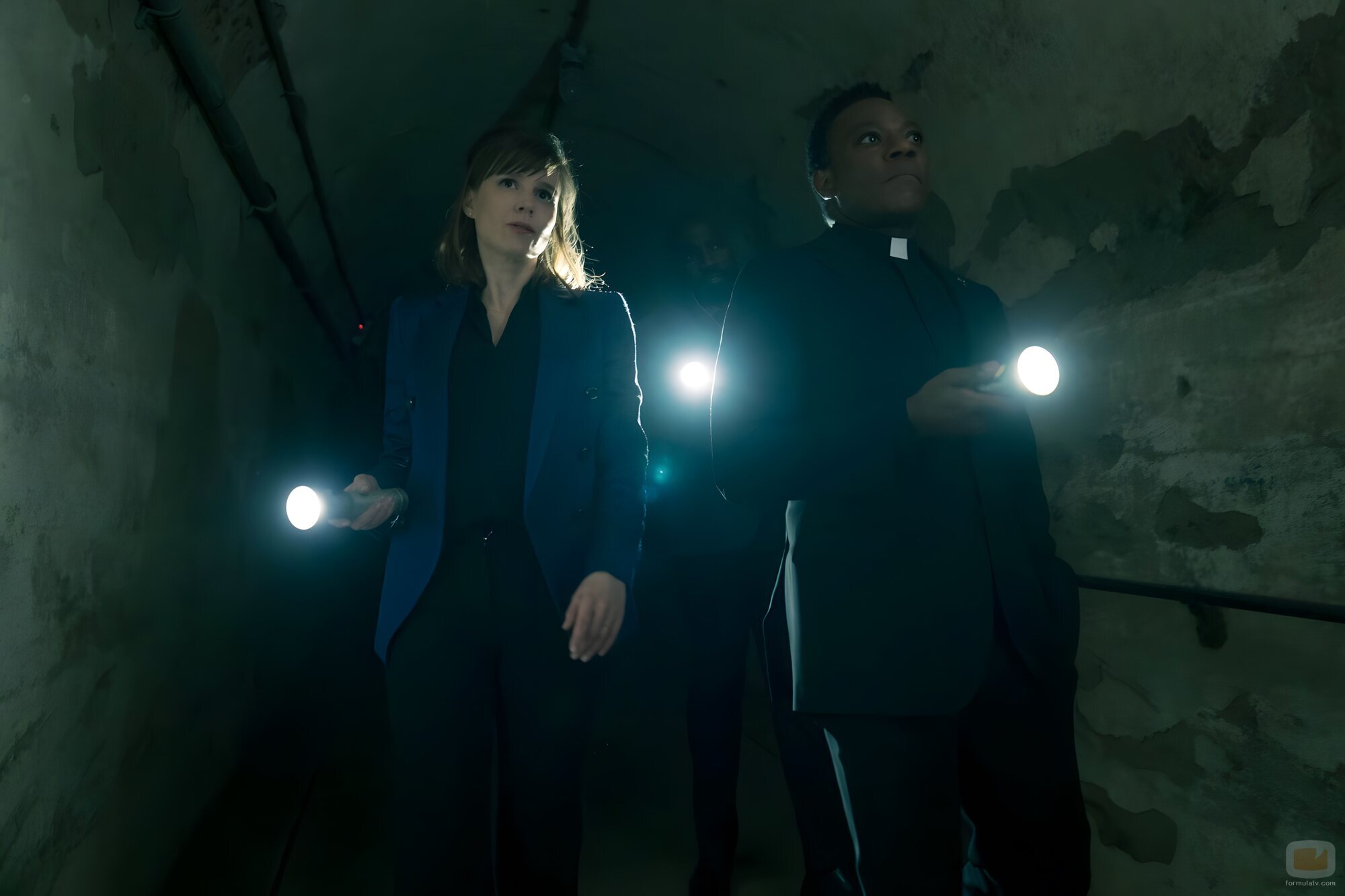 Katja Herbers y Chukwudi Iwuji en Capítulo 5 titulado 'Cómo pilotar un avión' de 'Evil'