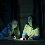 Maddy Crocco y Dalya Knapp en Capítulo 5 titulado 'Cómo pilotar un avión' de 'Evil'