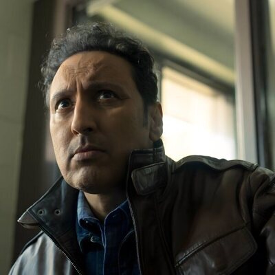 Aasif Mandvi en 4x06 titulado 'Cómo bailar en tres sencillos pasos' de 'Evil'