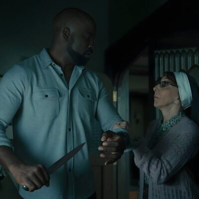 Mike Colter y Andrea Martin en Capítulo 10 titulado 'Cómo sobrevivir a una tormenta' de 'Evil'